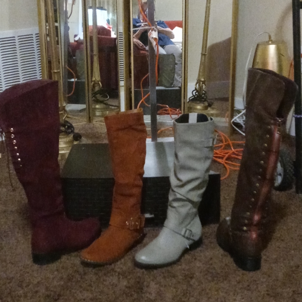 Flat boots